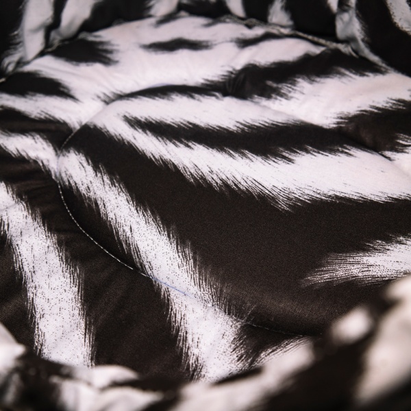 Лежанка овальная стеганая поролоновая САФАРИ ЗЕБРА СЕРАЯ 42*34*18см/DONBARON