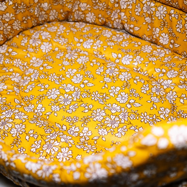 Лежанка овальная стеганая поролоновая хлопок Цветы на желтом 42*34*18см/DONBARON